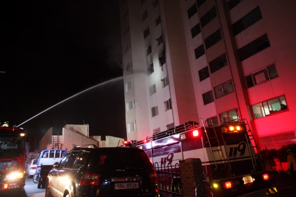 부산 아파트에서 원인 모를 화재 발생···주민 40여명 긴급 대피