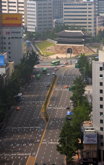 본격적인 여름 휴가철이 시작된 31일 서울 남대문 인근 도로가 한산한 모습을 보이고 있다.  박윤슬 기자 seul@seoul.co.kr