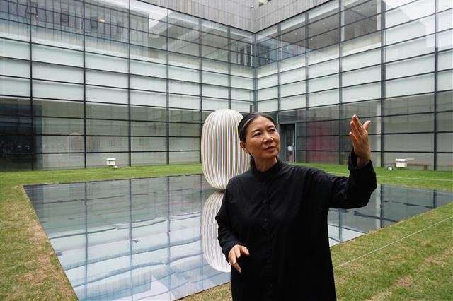 국립현대미술관 전시마당에서 작가 김수자가 자신의 작품 ‘연역적 오브제’ 앞에서 작품에 대해 설명하고 있다.