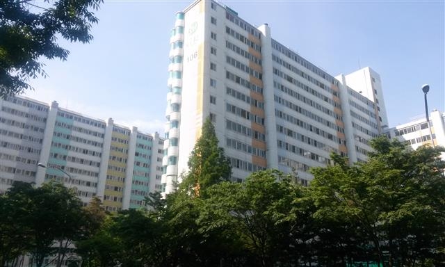 최근 서울 인접 택지지구의 아파트 입주가 늘면서 강남권과 노원구 등을 중심으로 전셋값이 약세를 보이고 있다. 사진은 최근 전세난을 겪고 있는 마포구의 한 아파트 전경.