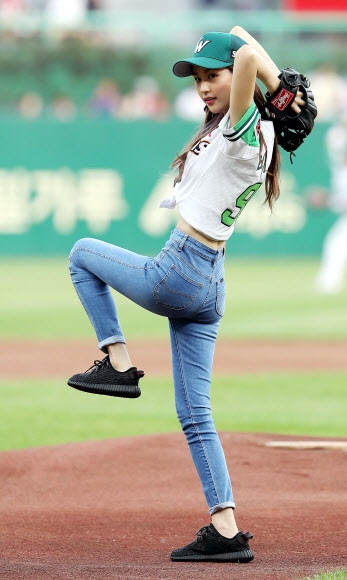 31일 인천 SK행복드림구장에서 열린 프로야구 인천 SK 와이번스와 광주 KIA 타이거즈의 경기. 모델 비비안이 경기에 앞서 시구하고 있다.  연합뉴스