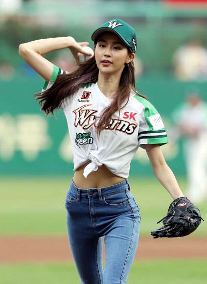 31일 인천 SK행복드림구장에서 열린 프로야구 인천 SK 와이번스와 광주 KIA 타이거즈의 경기. 모델 비비안이 경기에 앞서 시구하고 있다.  연합뉴스
