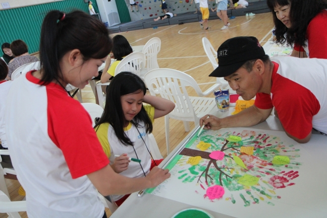 7월 30일 이주배경청소년 가족캠프인 ‘다독임캠프’에 참가한 한 가족이 가족의 소망나무를 함께 만들어보고 있다. 이주배경청소년지원재단 제공