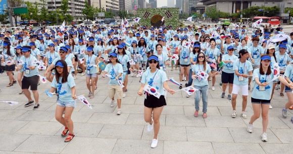 1일 서울 종로구 광화문광장에서 재외동포 청소년들이 평화와 통일을 기원하며 아리랑 퍼포먼스 플래시몹을 하고 있다.2016. 8. 1. 박윤슬 기자 seul@seoul.co.kr