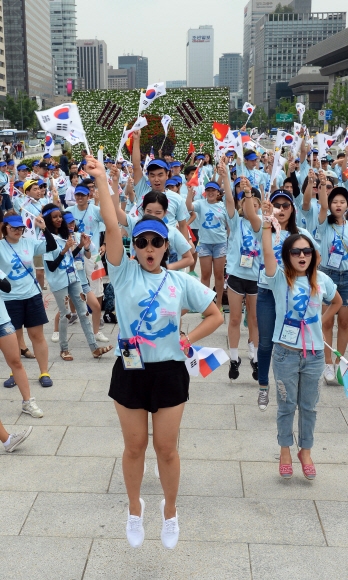 1일 서울 종로구 광화문광장에서 재외동포 청소년들이 평화와 통일을 기원하며 아리랑 퍼포먼스 플래시몹을 하고 있다.2016. 8. 1. 박윤슬 기자 seul@seoul.co.kr