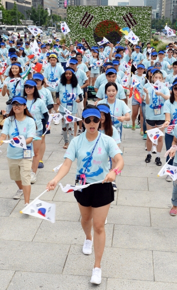 1일 서울 종로구 광화문광장에서 재외동포 청소년들이 평화와 통일을 기원하며 아리랑 퍼포먼스 플래시몹을 하고 있다.2016. 8. 1. 박윤슬 기자 seul@seoul.co.kr