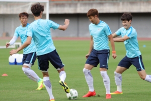 [서울포토] ‘내 공 뺏어봐’… 훈련에 열중하는 올림픽축구대표팀