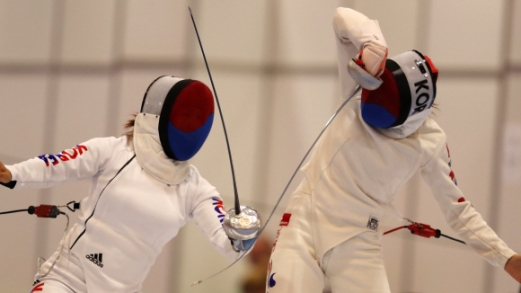 [서울포토] 구슬땀 흘리며 훈려중인 여자 펜싱 대표팀