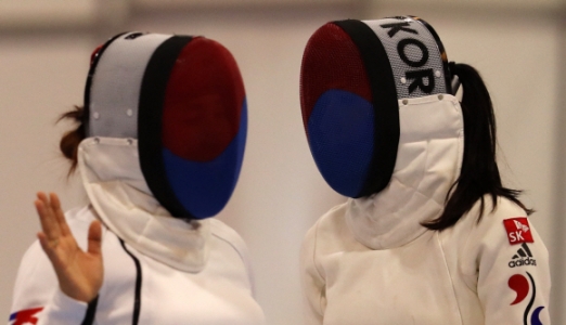 [서울포토] ‘마스크 쓰고 무슨 얘기 중일까’