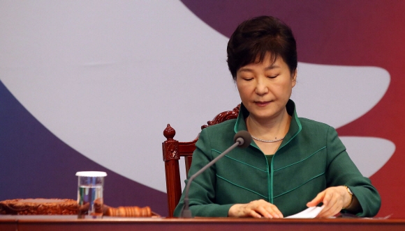 2일 오전 박근혜대통령이 청와대 영상회의실에서 열린 국무회의에 참석해 인사말을 하고 있다.  안주영 기자 jya@seoul.co.kr