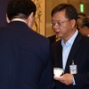 [서울포토] 국무회의 참석자와 얘기 나누는 우병우