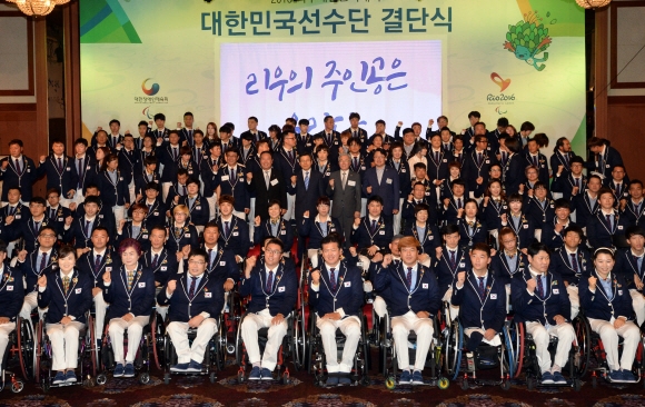 2일 서울 올림픽파크텔에서 열린 페럴림픽 대한민국선수단 결단식에 참석한 황교안 총리를 비롯한 선수단이 파이팅을 외치고 있다.  박지환 기자 popocar@seoul.co.kr