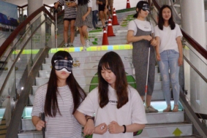 계단에선 조심조심~ 청소년 장애체험