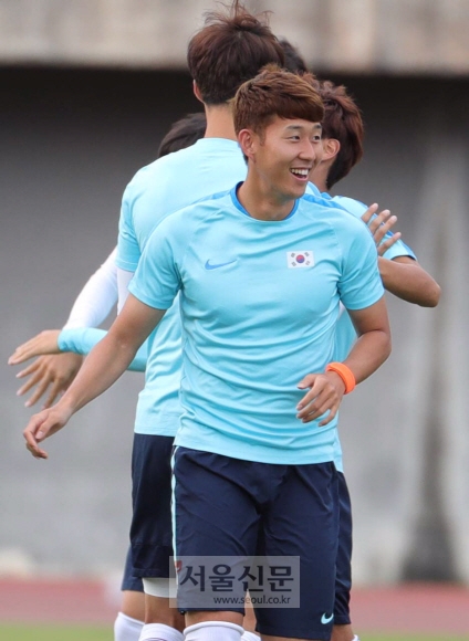 한국 축구의 간판 손흥민과 한국 수영의 간판 박태환이 1일(현지시간) 훈련을 하기 위해 모습을 드러냈다. 사진은 손흥민이 브라질 사우바도르 피투아쿠경기장에서 밝은 표정으로 동료들과 몸을 풀고 있는 모습.  사우바도르 도준석 기자 pado@seoul.co.kr