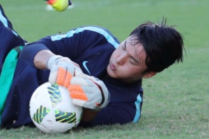 [서울포토] 온 몸 날려 공 막아내는 김동준