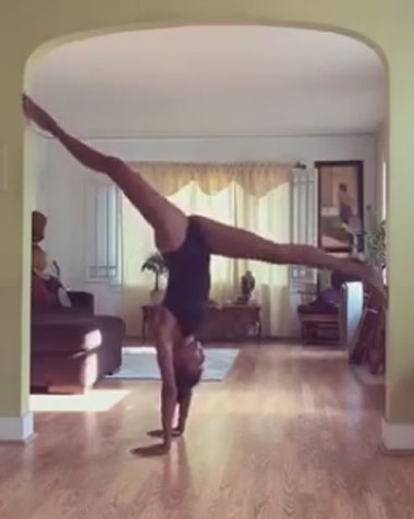 [별별세상] 집안 구조물 이용해 요가하는 여성