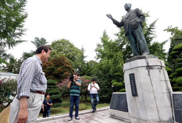김무성 아버지 동상 앞에 서다