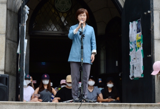 [서울포토] 학생들 앞에 선 최경희 이대총장…“‘평생교육 단과대학’ 설립 철회”