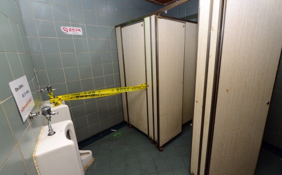 3일 학원 갔던 초등생이 화장실에서 숨진 채로 발견되는 사건이 발생한 서울 노원구의 한 학원 화장실에 폴리스라인이 설치되어 있다.  정연호 기자 tpgod@seoul.co.kr
