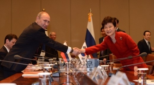 박근혜 대통령과 푸틴 러시아 대통령이 2013년 13일 오후 청와대에서 확대 정상회담에 앞서 악수하고 있다. 이언탁 기자 utl@seoul.co.kr