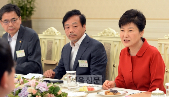 박근혜 대통령, 이완영 새누리당 의원 등 초청 간담회