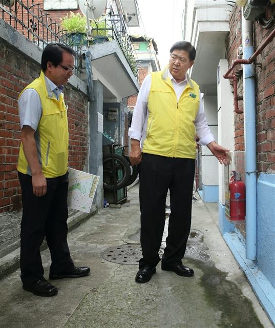 조길형(오른쪽) 서울 영등포구청장이 4일 신길5동의 한 골목에서 소화기를 점검하고 있다.