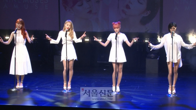 나인뮤지스A 멤버들이 수록곡 ‘몬스터’의 무대를 펼치고 있다.