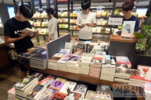 여자 시인에게 ‘몸 팔아 시 쓰는 X’…김현 시인, 한국 문단의 여성혐오 폭로