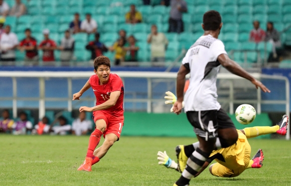 류승우가 5일 브라질 사우바도르 폰치 노바 경기장에서 열린 올림픽 남자축구 조별리그 C조 1차전 피지와의 경기에서 중거리슛을 하고 있다. 대표팀은 류승우의 해트트릭 등에 힘입어 약체 피지를 8-0으로 대파했다. 사우바도르 올림픽사진공동취재단