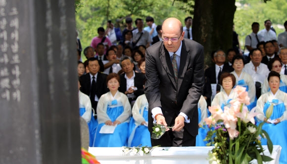 앨런 그린버그 주오사카·고베 미국 총영사가 5일 일본 히로시마 평화기념공원의 한국인 원자폭탄 희생자 위령비에 헌화하고 있다. 1945년 8월 원폭 투하 이후 미국 정부 대표가 한국인 희생자 위령비를 참배하고 헌화한 것은 이번이 처음이다. 히로시마 연합뉴스