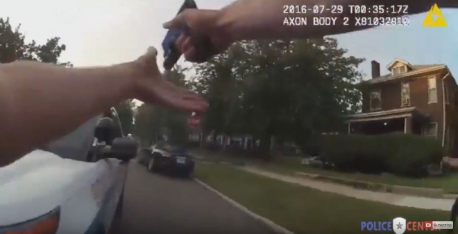 ↑ 시카고 경찰이 공개한 폴 오닐 총격 사살 사건 동영상 한장면 