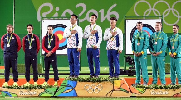 6일 (현지시각) 브라질 리우 마라카낭 삼보드로무 양궁경기장에서 열린 리우 올림픽 남자 양궁단제전 에서 대한민국 남자 양궁팀이 금매달을 목에걸고 있다. 리우데자네이루=올림픽사진공동취재단