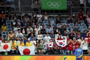 [서울포토] 배구 경기장의 한일 응원단