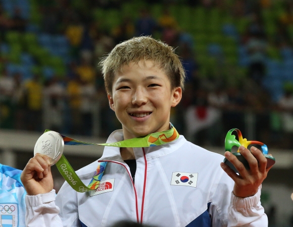 6일 오후(현지시간) 리우데자네이루 올림픽 여자 유도 -48kg에 출전한 정보경이 은메달을 획득했다. 시상식에 참가한 정보경이 메달과 상패를 들어보이고 있다. 리우데자네이루=올림픽사진공동취재단