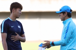 [서울포토] ‘너만 믿는다’… 독일전 관련 대화 나누는 신태용-손흥민