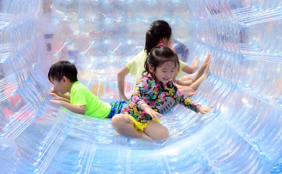 절기상 입추인 7일 서울 광화문에 설치된 물놀이장을 찾은 시민들이 물놀이를 즐기고 있다.  정연호 기자 tpgod@seoul.co.kr