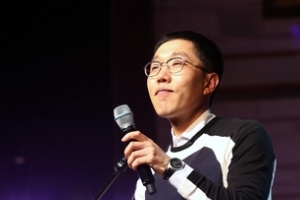 국방위, 김제동 증인채택 않기로…“국감장을 공연 무대로 만들 생각 없다”