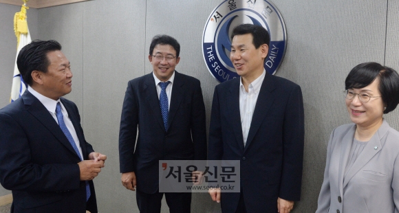 존 리(왼쪽부터) 메리츠자산운용 대표, 안동현 자본시장연구원장, 정은보 금융위원회 부위원장, 권선주 IBK기업은행장이 좌담 시작에 앞서 담소를 나누고 있다. 이들은 저성장의 늪에 빠진 한국경제에 활력을 불어넣기 위해서라도 금융개혁은 꼭 필요하다고 입을 모았다 이언탁 기자 utl@seoul.co.kr