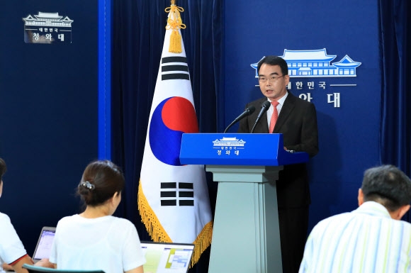 김성우 청와대 홍보수석이 7일 춘추관에서 중국 관영매체의 사드 관련 보도와 더불어민주당 의원들의 방중 계획과 관련, 청와대의 입장을 밝히고 있다. 연합뉴스