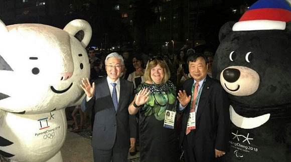 김종덕(왼쪽부터) 문화체육관광부 장관과 린드버그 국제올림픽위원회(IOC) 조정위원장, 이희범 평창동계올림픽 조직위원장이 6일(현지시간) 브라질 코파카바나 해변에 조성된 평창홍보관에서 평창올림픽 마스코트와 함께 기념촬영을 하고 있다. 리우데자네이루 연합뉴스