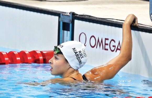 시리아 출신 ‘난민 소녀’ 유스라 마르디니(18)가 7일(한국시간) 브라질 리우데자네이루의 아쿠아틱스 스타디움에서 열린 여자 접영 100m 예선전에서 터치패드를 찍은 뒤 기록을 확인하기 위해 전광판을 바라보고 있다. 리우데자네이루 올림픽사진공동취재단