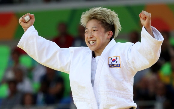 값진 銀… 금발 염색 투혼