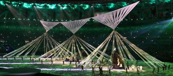 세계인의 스포츠 축제 리우데자네이루올림픽이 지난 5일(현지시간) 브라질 리우데자네이루 마라카낭 주경기장에서 개막했다. 개막식 공연에서 화려한 불빛들이 주경기장을 아름답게 수놓고 있다. 리우데자네이루 연합뉴스