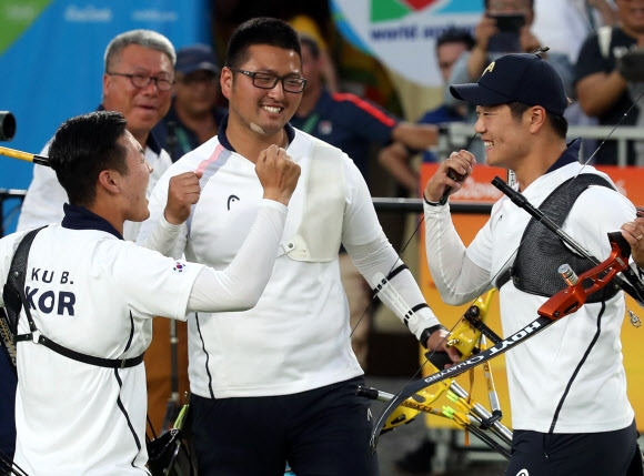 7일 리우 올림픽 양궁 남자 단체전 결승에서 미국을 6-0으로 제압한 뒤 구본찬(왼쪽부터)과 김우진, 이승윤 등 ‘90년대생 삼총사’가 주먹을 불끈 쥐며 환호하고 있는 모습이다. 브라질 리우데자네이루 연합뉴스
