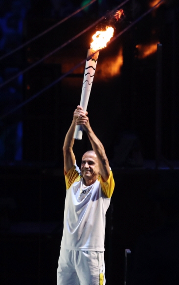 세계인의 스포츠 축제 리우데자네이루올림픽이 지난 5일(현지시간) 브라질 리우데자네이루 마라카낭 주경기장에서 개막했다. 마지막 성화주자로 나선 브라질 출신 마라토너 반데를레이 데 리마가 개막식에서 성화대에 불을 붙이고 있다. 리우데자네이루 올림픽사진공동취재단