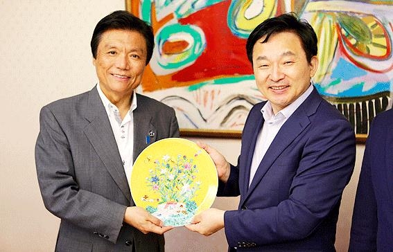 일본 규슈 후쿠오카현 지사 관저에서 원희룡(오른쪽) 제주지사와 오가와 히로시 후쿠오카현 지사가 기념사진을 촬영하고 있다. 제주도 제공