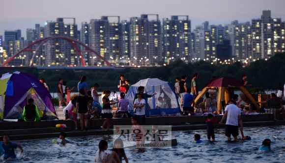 열대야가 계속되는 가운데 7일 서울 여의도 물빛광장은 밤늦은 시간에도 더위를 피해 나온 시민들로 붐비고 있다. 정연호 기자 tpgod@seoul.co.kr