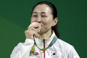 [포토] 역도 윤진희, 역경 들어올리고 ‘동메달 키스’