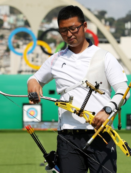 한국 남자양궁 대표팀의 김우진이 8일 오후(현지시간) 브라질 리우데자네이루 삼보드로무 경기장에서 열린 2016 리우올림픽 남자양궁 개인전 32강 리아우 에가 에거사(인도네시아)와 경기에서 세트점수 2-6(29-27 27-28 24-27 27-28)으로 패한 뒤 고개를 떨구고 있다.  연합뉴스