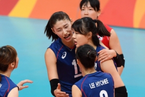 [서울포토] 양효진, 아깝게 공격 실패…김연경 “효진아 괜찮아!”